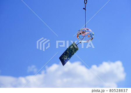 真夏の空に風鈴の音 80528637