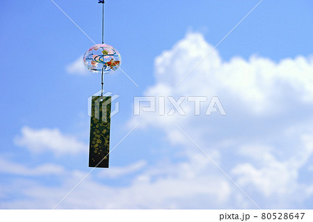 真夏の空に風鈴の音 80528647