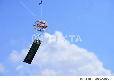 真夏の空に風鈴の音 真夏の空に風鈴の音 80528651