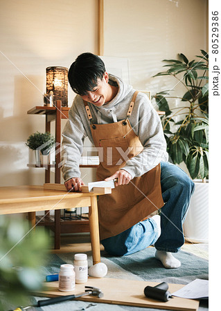 ノコギリでDIYをしている男性 80529386