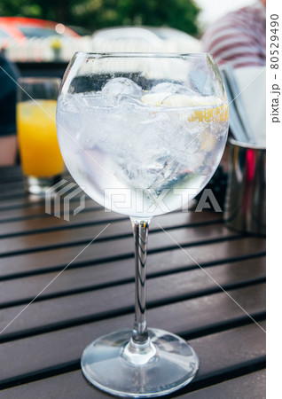 Gin and tonic with ice in the pub 80529490