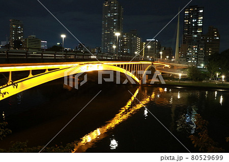 ライトアップされた夜の天神橋 80529699