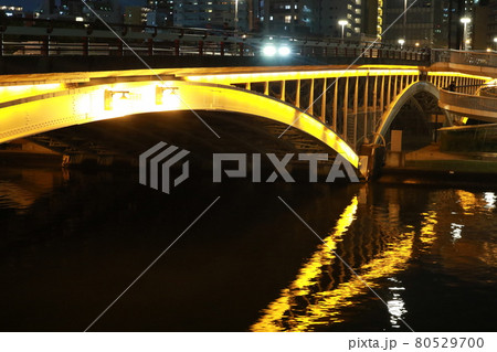 ライトアップされた夜の天神橋 80529700