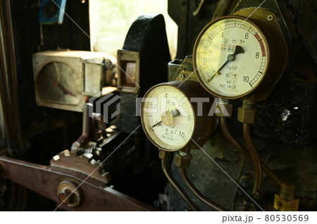 蒸気機関車の運転席付近の圧力計の写真素材 [80530569] - PIXTA
