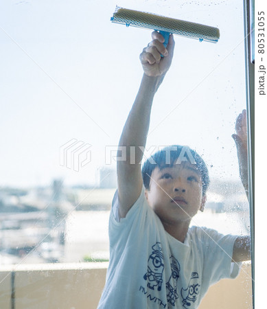 窓掃除をする少年 窓掃除をする少年 80531055