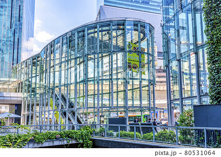 渋谷の都市風景　渋谷ストリームのガラスのエントランス 80531064