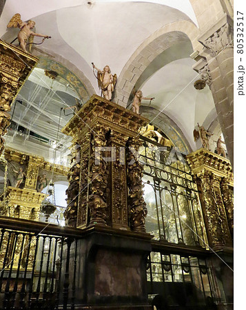 スペイン サンティアゴ・デ・コンポステーラ大聖堂 内部の柱廊 スペイン サンティアゴ・デ・コンポステーラ大聖堂 内部の柱廊 80532517