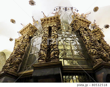 スペイン　サンティアゴ・デ・コンポステーラ大聖堂　内部の装飾 80532518