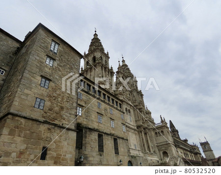 スペイン　サンティアゴ・デ・コンポステーラ大聖堂　斜め打ち 80532520