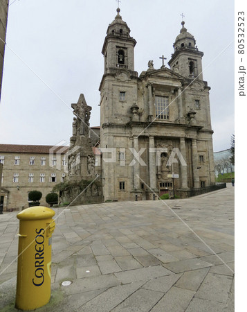 スペイン　サンティアゴ・デ・コンポステーラ大聖堂と　黄色いポスト 80532523