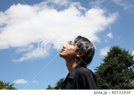 青空と天を仰ぐ若い笑顔の男性の横顔アップ 青空と天を仰ぐ若い笑顔の男性の横顔アップ 80532936