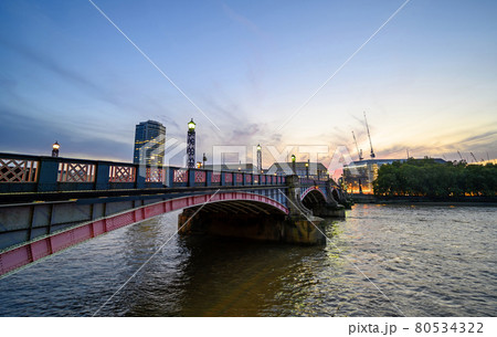 Lambeth Bridge in central London, UK. Lambeth Bridge spans the River Thames connecting Lambeth and Westminster. Wide angled view taken in the evening shortly after sunset. 80534322