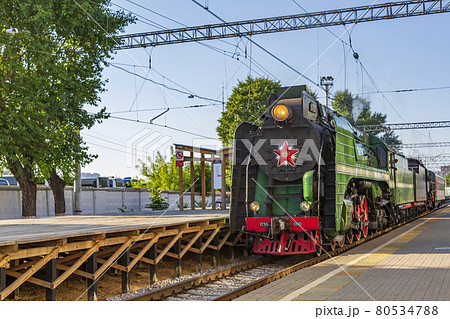 Green retro steam locomotive at the railway station on a sunny day Green retro steam locomotive at the railway station on a sunny day 80534788