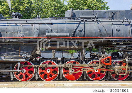 Black retro steam locomotive at the railway station on a sunny day 80534801