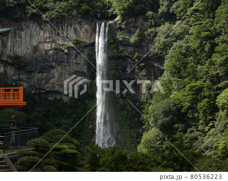 数日来の雨で水量が増えた那智の滝の瀑布 80536223