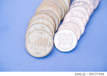 お金素材 五百円玉と百円玉の写真素材