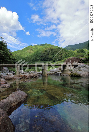 長屋の沈下橋 清流と青空 初夏 (高知県 仁淀川町) 長屋の沈下橋 清流と青空 初夏 (高知県 仁淀川町) 80537218
