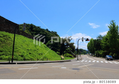 金沢市の交差点の夏風景 80538089
