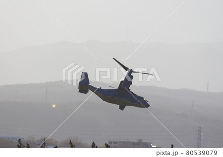 横田基地で訓練飛行するオスプレイ 80539079