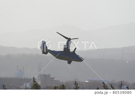 横田基地で訓練飛行するオスプレイ 横田基地で訓練飛行するオスプレイ 80539080