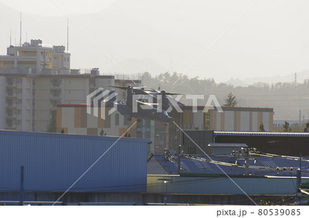 横田基地で訓練飛行するオスプレイ 横田基地で訓練飛行するオスプレイ 80539085