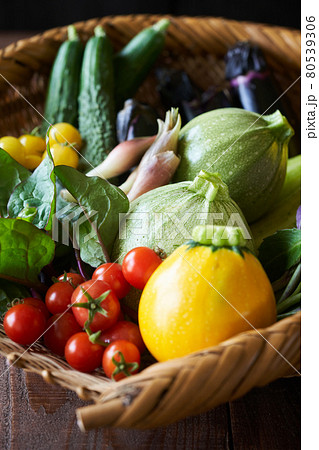 かごに盛られた夏野菜 かごに盛られた夏野菜 80539306