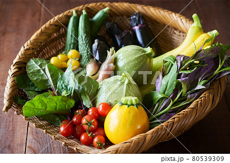 かごに盛られた夏野菜 かごに盛られた夏野菜 80539309