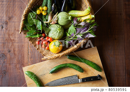 かごに盛られた夏野菜と、まな板と包丁 かごに盛られた夏野菜と、まな板と包丁 80539591