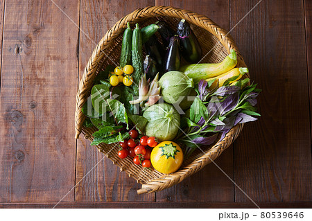 かごに盛られた夏野菜 80539646