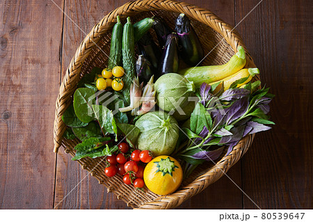 かごに盛られた夏野菜 かごに盛られた夏野菜 80539647