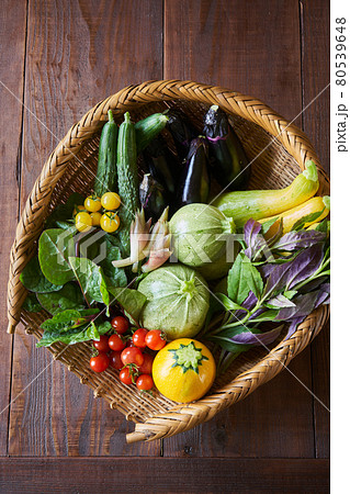 かごに盛られた夏野菜 80539648