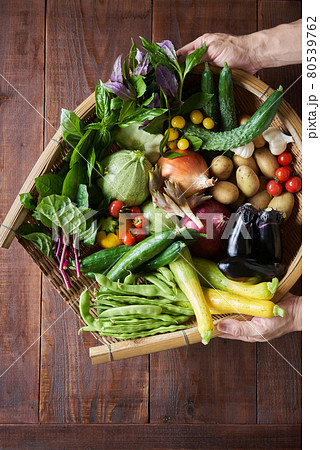 かごに盛られた夏野菜 80539762