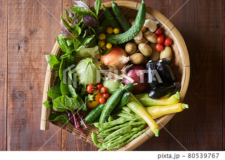 かごに盛られた夏野菜 80539767