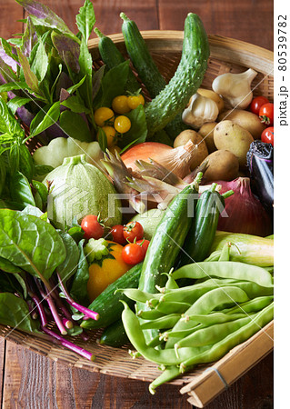 かごに盛られた夏野菜 80539782