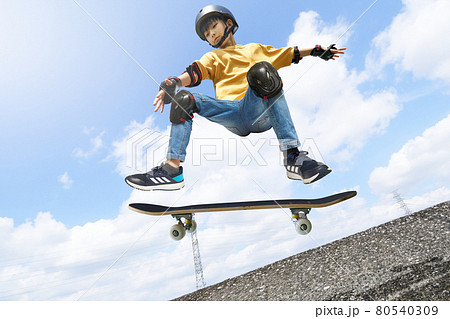 スケートボードでジャンプする男の子　イメージ 80540309