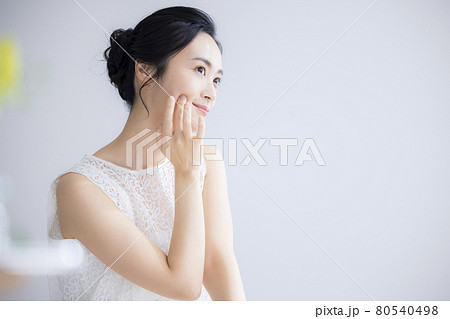 女性　ビューティー　スキンケア 80540498