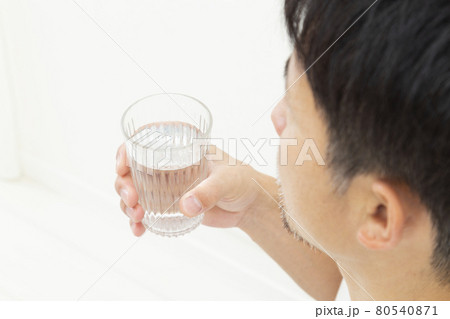 水を飲む男性 水を飲む男性 80540871