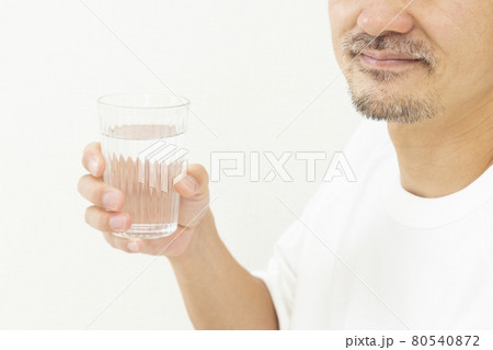 水を飲む男性 水を飲む男性 80540872