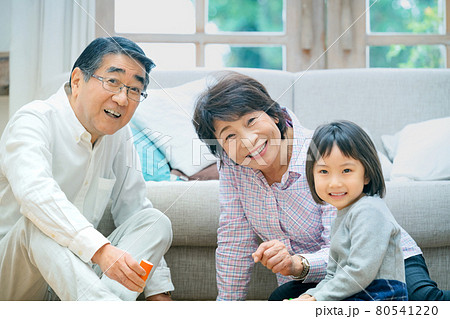 孫の子守りをする祖父母のライフスタイルイメージ 孫の子守りをする祖父母のライフスタイルイメージ 80541220