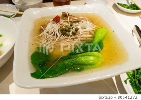 中華料理のラーメン。チンゲン菜とネギをトッピングした中華麺。 中華料理のラーメン。チンゲン菜とネギをトッピングした中華麺。 80541272