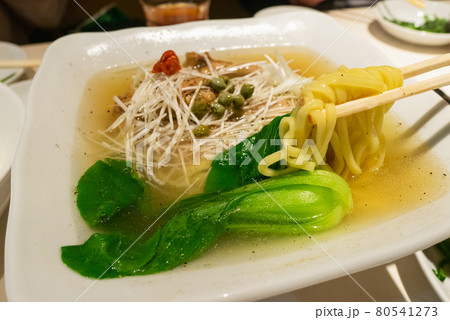 中華料理のラーメン。チンゲン菜とネギをトッピングした中華麺。 中華料理のラーメン。チンゲン菜とネギをトッピングした中華麺。 80541273