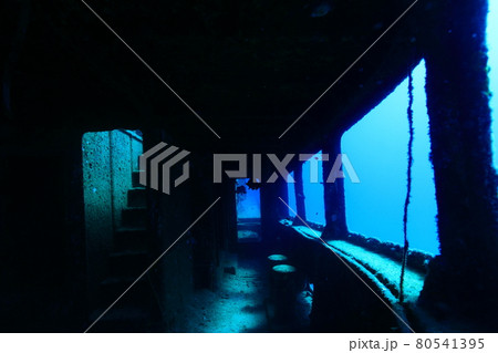 幻想的な沈没船 80541395