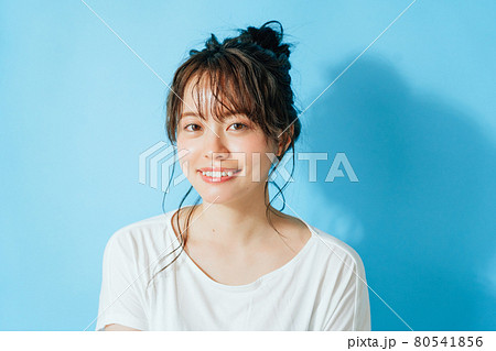 若い女性のヘアスタイルイメージ 80541856