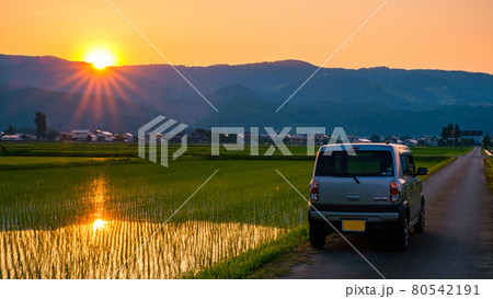 初夏の田園風景（夕暮れ） 80542191
