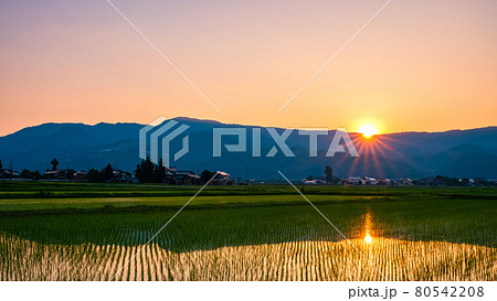 初夏の田園風景（夕暮れ） 80542208
