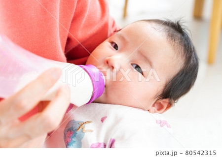 哺乳瓶でミルクを飲む赤ちゃん 哺乳瓶でミルクを飲む赤ちゃん 80542315