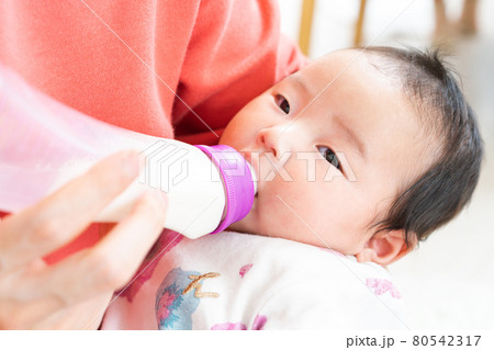 哺乳瓶でミルクを飲む赤ちゃん 哺乳瓶でミルクを飲む赤ちゃん 80542317