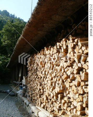 五箇山 合掌造りの民家の薪 富山県南砺市 五箇山 合掌造りの民家の薪 富山県南砺市 80543212