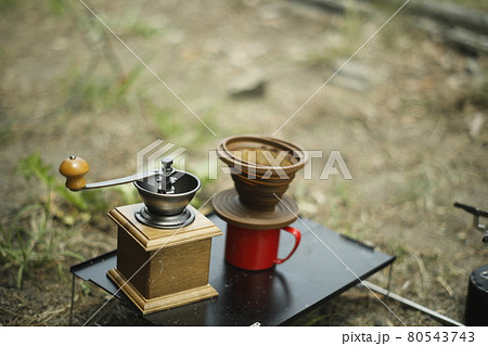 コーヒーセット　キャンプギア　キャンプ場の楽しみ方　早朝のコーヒー　ゆっくり入れる一杯のコーヒー 80543743