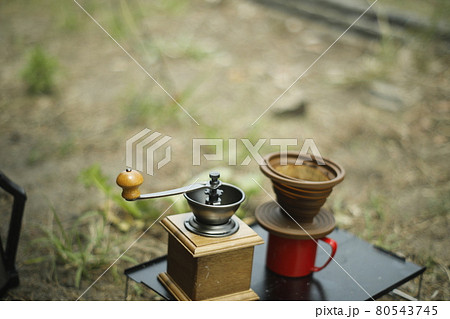 コーヒーセット　キャンプギア　キャンプ場の楽しみ方　早朝のコーヒー　ゆっくり入れる一杯のコーヒー 80543745